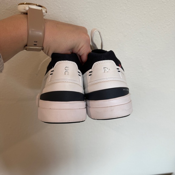 On Running Women’s ‘The Roger’ Advantage Sneaker in White and Navy Blue | Size 9
